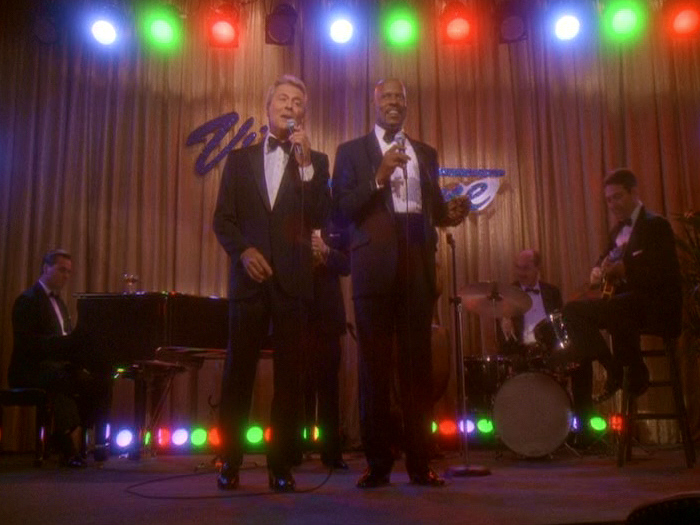 Sisko und Vic singen.jpg