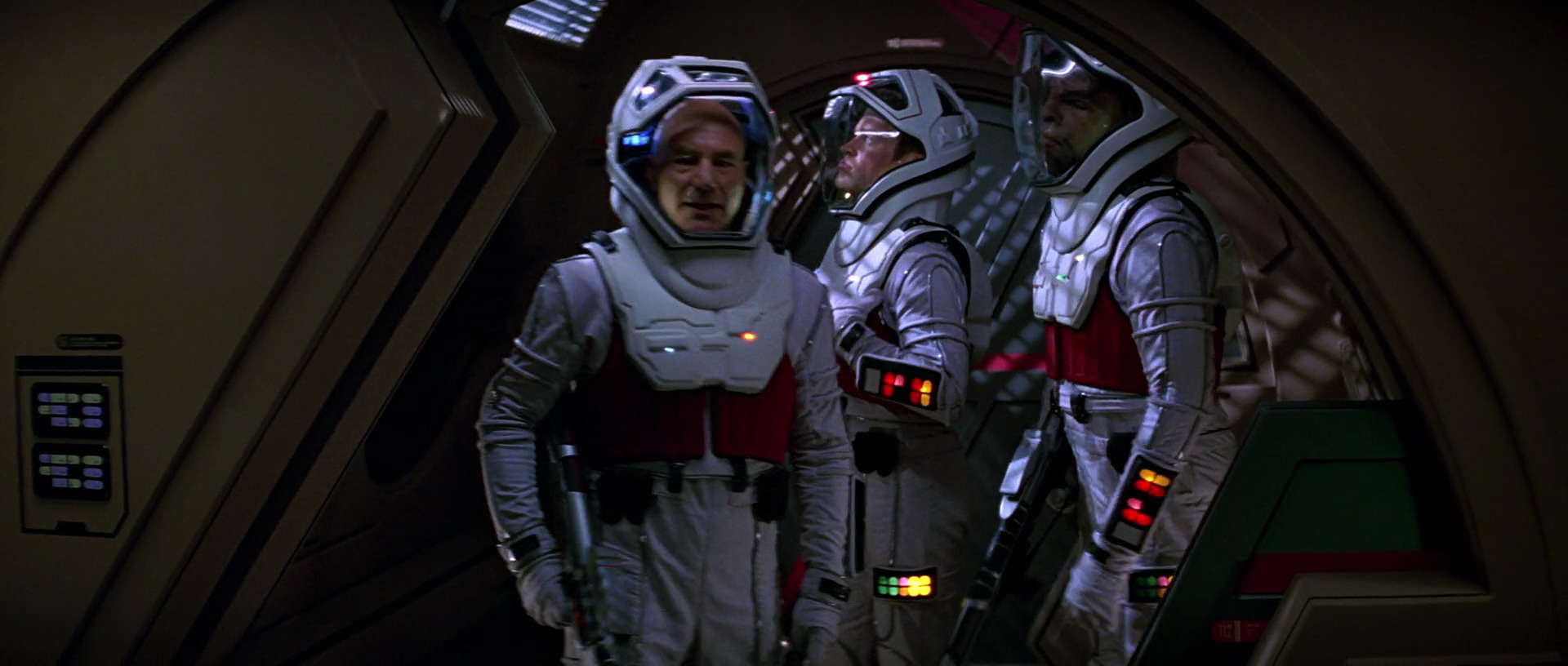 Picard, Worf und Hawk in der Luftschleuse