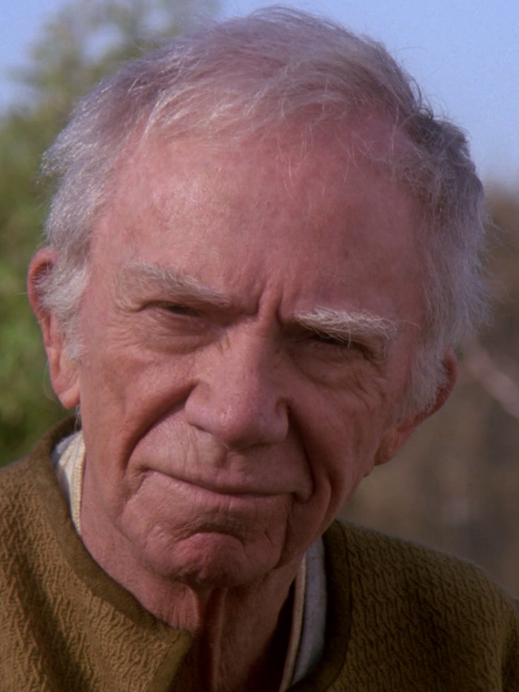 Ray Walston als Boothby,…