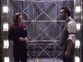 Janeway verändert das Sullivan-Hologramm.jpg