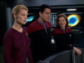 Seven, Chakotay und Janeway untersuchen Sensoraufzeichnungen.jpg