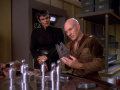 Picard findet ein passendes Fragment.jpg