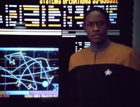 Tuvok erklärt Flugroute des Hirogen-Schiffes.jpg