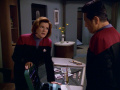 Janeway und Chakotay besprechen ihre Optionen.jpg