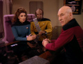 Troi und Worf berichten Picard von den Geschehnissen.jpg