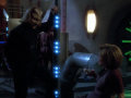 Janeway nimmt Kontakt mit Dieb auf.jpg