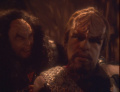 Martok lacht bei Worfs Sarkasmus.jpg