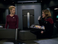 Seven bittet die skeptische Janeway Nachforschungen anzustellen.jpg