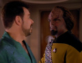 Worf bittet Riker um Erlaubnis sich Troi annähern zu dürfen.jpg