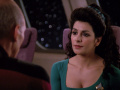 Troi sagt Picard, dass sie von Odan seltsame Gefühle empfängt.jpg