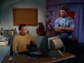 Kirk sagt McCoy, dass er Kodos eine Falle stellen will.jpg