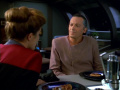Janeway bringt bei Gathorel Labin ihr Anliegen vor.jpg