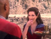 Kilana bietet Sisko Nahrung an.jpg