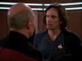 Odan bedankt sich bei Picard für die Hilfe von dessen Offizieren.jpg
