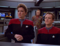 Auf der Brücke der Voyager empfängt man eine Nachricht von Viorsa.jpg