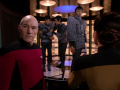 Picard wundert sich, wieso Romulaner während eines Kampfes an Bord gebeamt werden.jpg