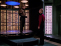 Picard verabschiedet Jeremiah Rossa im Transporterraum.jpg