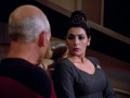 Troi rät Picard, dass die Crew sich auf etwas konzentrieren solle.jpg