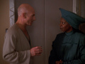 Guinan fordert Picard auf mit Hugh zu reden.jpg