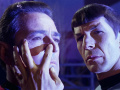 Spock macht Gedankenverschmelzung mit Scott am O.K. Corral.jpg