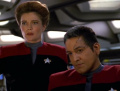 Janeway und Chakotay orten Vhnori-Leichname auf den Asteroiden.jpg