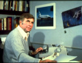 Gene Roddenberry an seiner Schreibmaschine.jpg