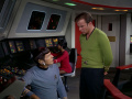 Spock und Uhura entdecken ein Signal, das an das fremde Schiff gerichtet ist.jpg