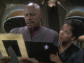 Sisko sieht sich ein Bild seiner Eltern an.jpg