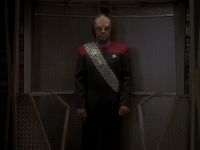 Worf nimmt seinen Dienst auf Deep Space 9 auf.jpg