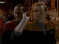 Sisko sieht O'Brien im Darts siegen.jpg