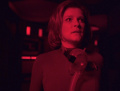 Janeway überzeugt die elektromagnetische Lebensform die Voyager freizugeben.jpg