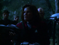 Janeway beugt sich Saavdras Befehl.jpg