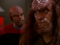 Worf überzeugt Kurn mit ihm ein Klingonenschiff auszuspähen.jpg