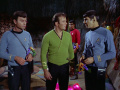 McCoy und Spock stellen fest, dass die Vaalianer nicht altern.jpg