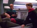 Janeway und der Doktor begrüßen Paris nach seinem Transwarpflug auf der Krankenstation.jpg