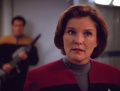 Janeway überzeugt den Hirogen-Alpha sich behandeln zu lassen.jpg